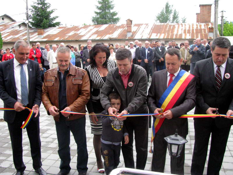 Moment emotionant pentru toti ce prezenti. Taierea panglicii la inaugurarea Centrului Local de Informare Turistica Domnesti.