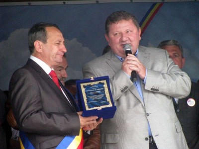 Inmanarea diplomei de catre primarul comunei Domnesti, Smadu Nicolae, omului de afaceri Ioan Cosma, Director General la Dr. Oetker Romania.