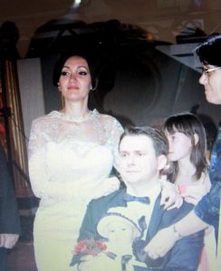 Prim-procuroarea Antonia Prioteasa şi soţul ei miliţian, împreună cu copilul lor, blestemaţi de zeci de mii de victime argeşene