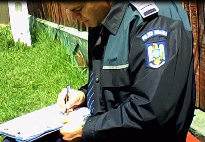 Agent Crăcea Costin, infractor în uniformă cu grade, scria informaţii în caiet ca un robot