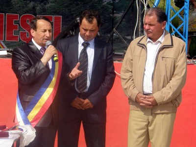 Primarul comunei Domnesti, Nicolae Smadu, si presedintele Consiliului Judetean Arges, Constantin Nicolescu.