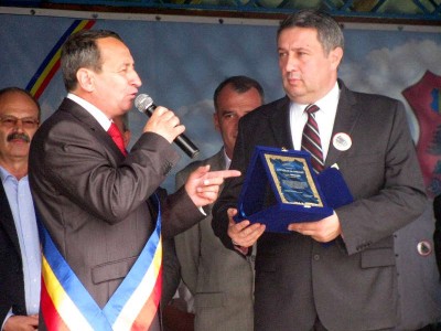 Inmanarea de catre Nicolae Smadu, primarul comunei Domnesti, a diplomei de cetatean de onoare proaspatului prefect, Cristian Soare.