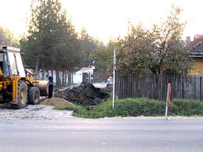 Casa lui Dobre din faţă şi intrarea la Unitatea Militară 02286, Bascov, Argeş