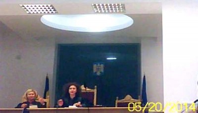 Fiara ascunsă sub robă, ţigancă spălăcită, Anda Mihaela Pluteanu (stânga)