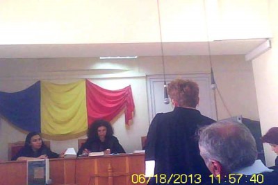 Fiara ascunsă sub robă, curvă oridnară, ţigancă de Bârla AG, Teodora Gheorghe Sorescu (stânga)