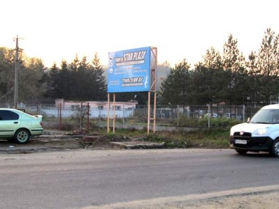 Sediul infractorilor ai UM 02286, în spatele pancardei publicitare