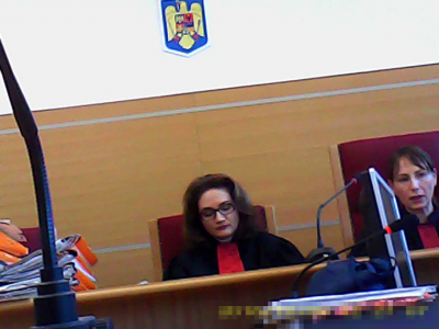 Complet de infractoare abuzive, corupte, Prunaru Andreea Monica (stânga) și Dumitrescu Cornelia palida (dreapta)