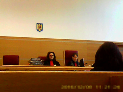 Completul de infractoare abuzive, corupte, Prunaru Andreea Monica (stânga) și Dumitrescu Cornelia palida (dreapta)