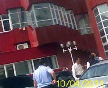 Jandarm în parcare la reparat autoturisme, ciubucar și afacerist la locul de muncă